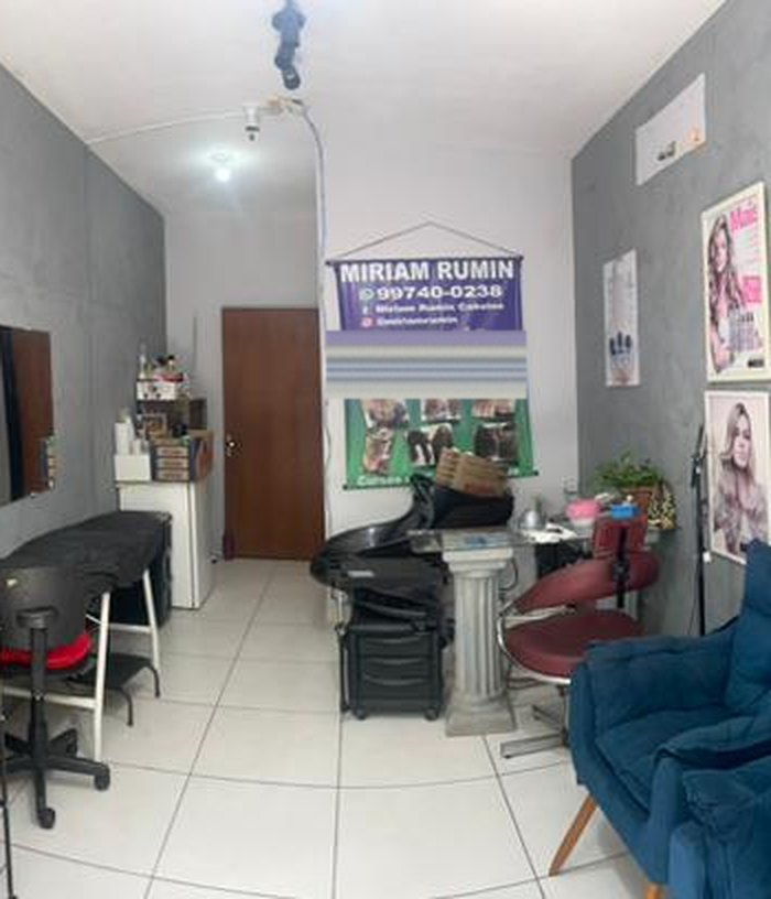 Área de atendimento do salão com lavatório, cadeiras de corte, mesa de manicure e iluminação instalada